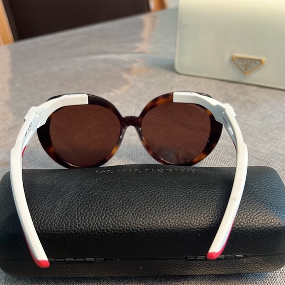 Balenciaga sunglasses! Never worn. Perfect for the summer and being glamorous . - Picture 3 of 7